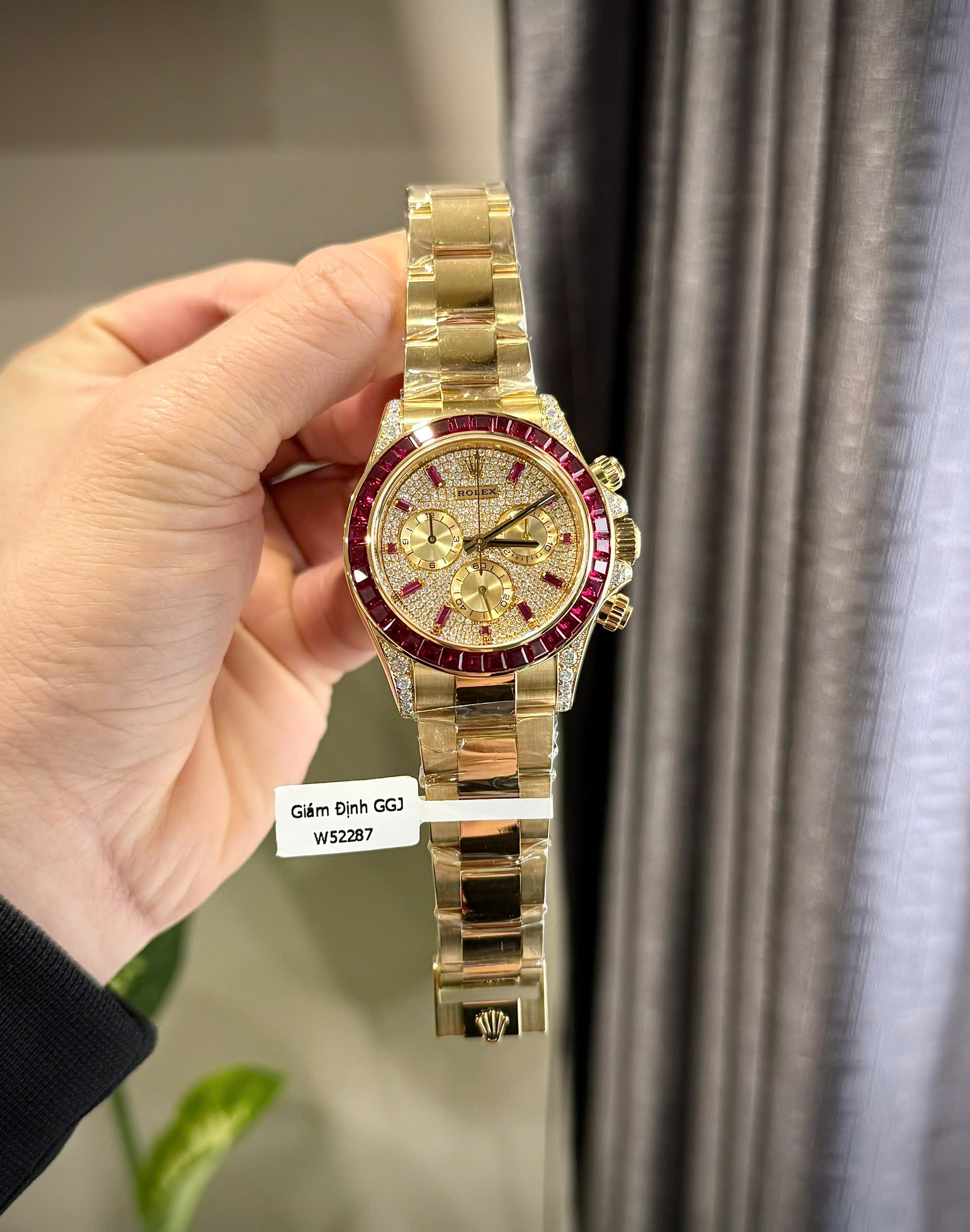 Đồng Hồ Rolex Daytona Bọc Vàng 18K Đính Ruby Đỏ Và Kim Cương Moissanite 40mm