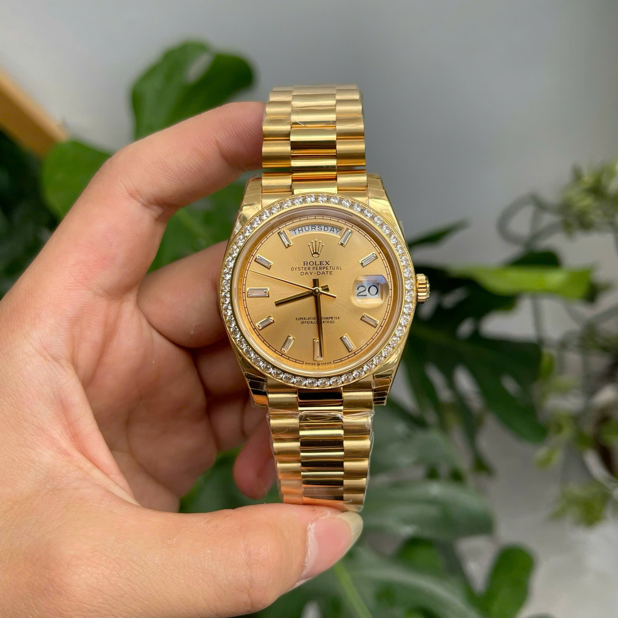 Đồng hồ Fake 11 Rolex Day-Date mặt vàng champagne đính đá 40mm