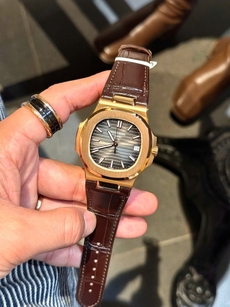 Đồng hồ Patek Philippe Nautilus 5711 bọc vàng 18K mặt xám xưởng 3K 40mm 