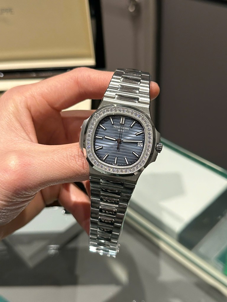 Đồng hồ Patek Philippe Nautilus 5713 Replica 1 1 mặt xanh đính đá 40mm 