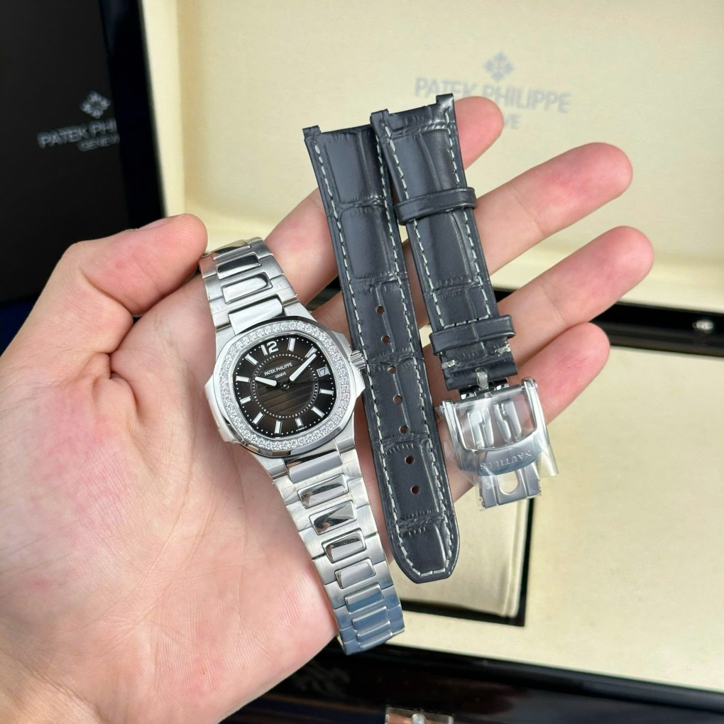 Đồng hồ Patek Philippe Nautilus 7010 Rep 11 cao cấp mặt đen viền đính đá GRF 32mm 