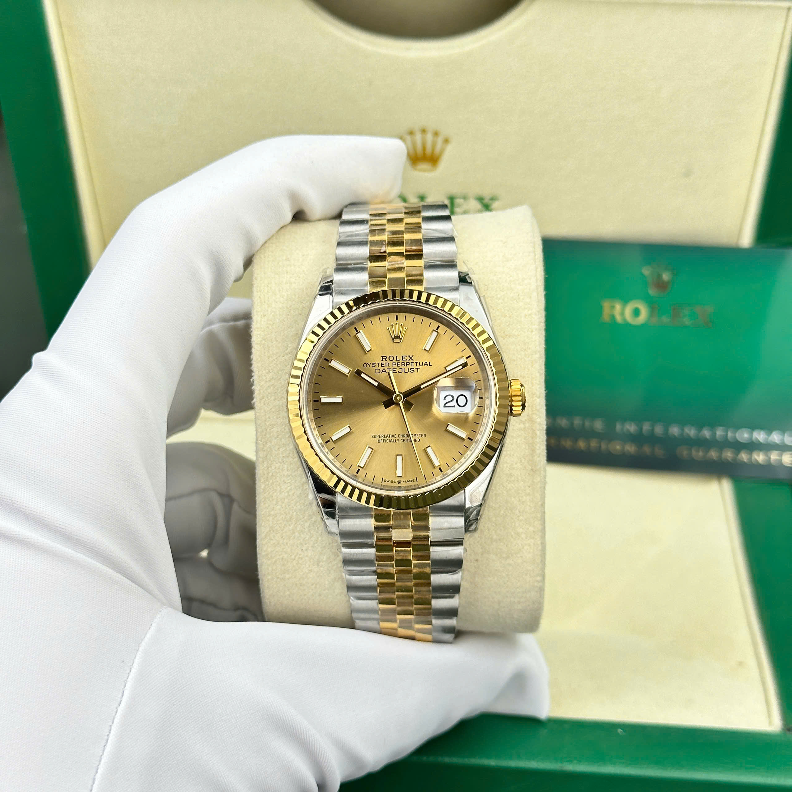 Đồng hồ Rolex DateJust 126231 Replica 1 1 mặt vàng cọc số dạ quang nhà máy VS 36mm