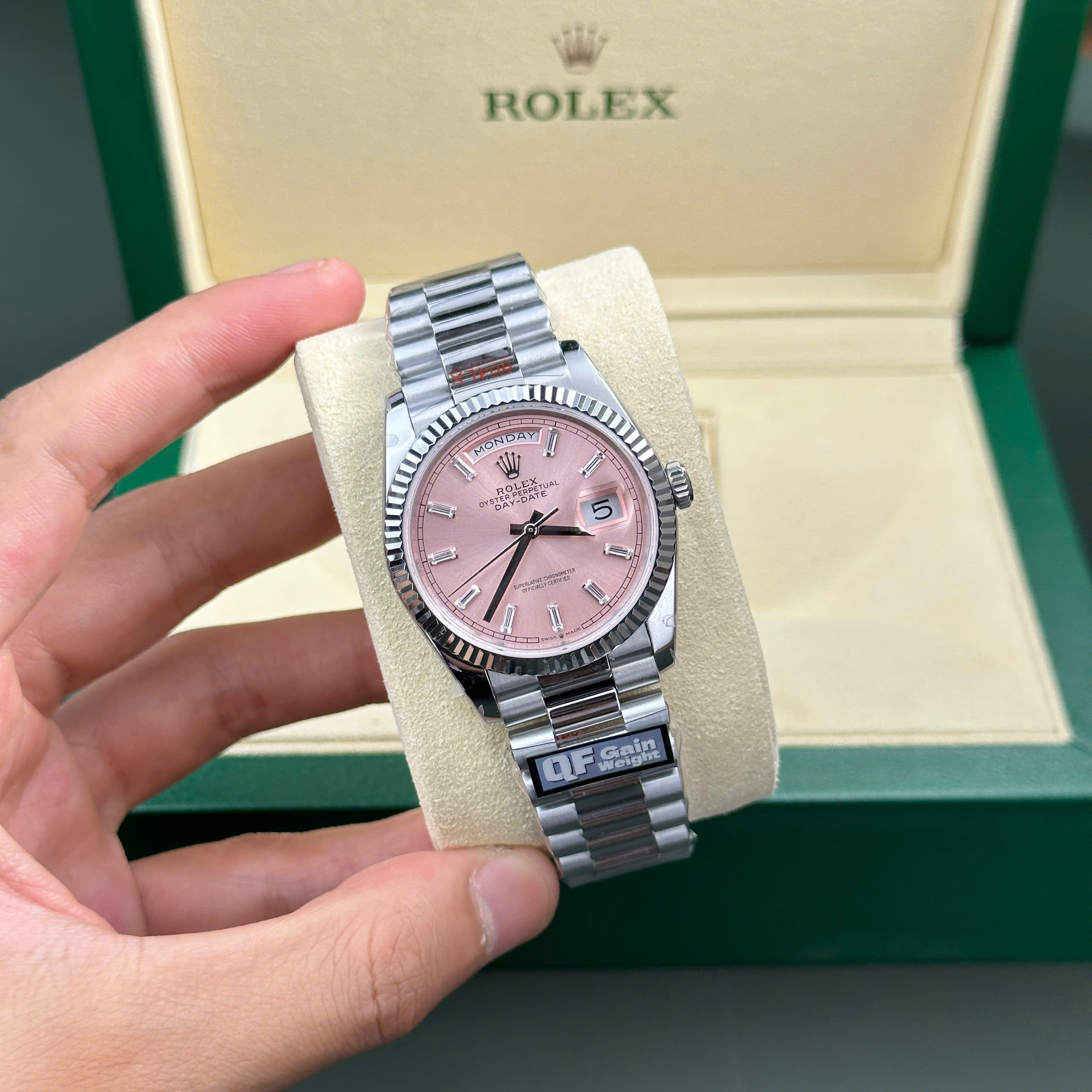 Đồng hồ Rolex Day-Date 128236 Replica 11 mặt hồng cọc số đá baguette 158gram QF factory 36mm