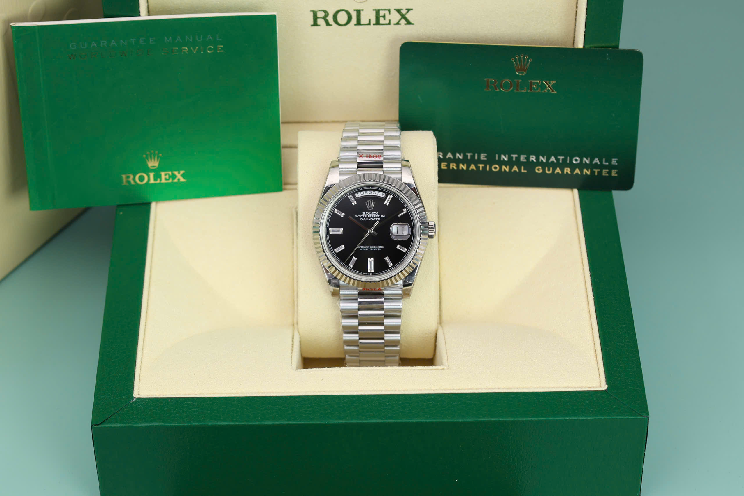 Đồng hồ Rolex Day-Date 228236 Rep 11 mặt đen cọc số đá baguette trọng lượng 175gram GMF 40mm