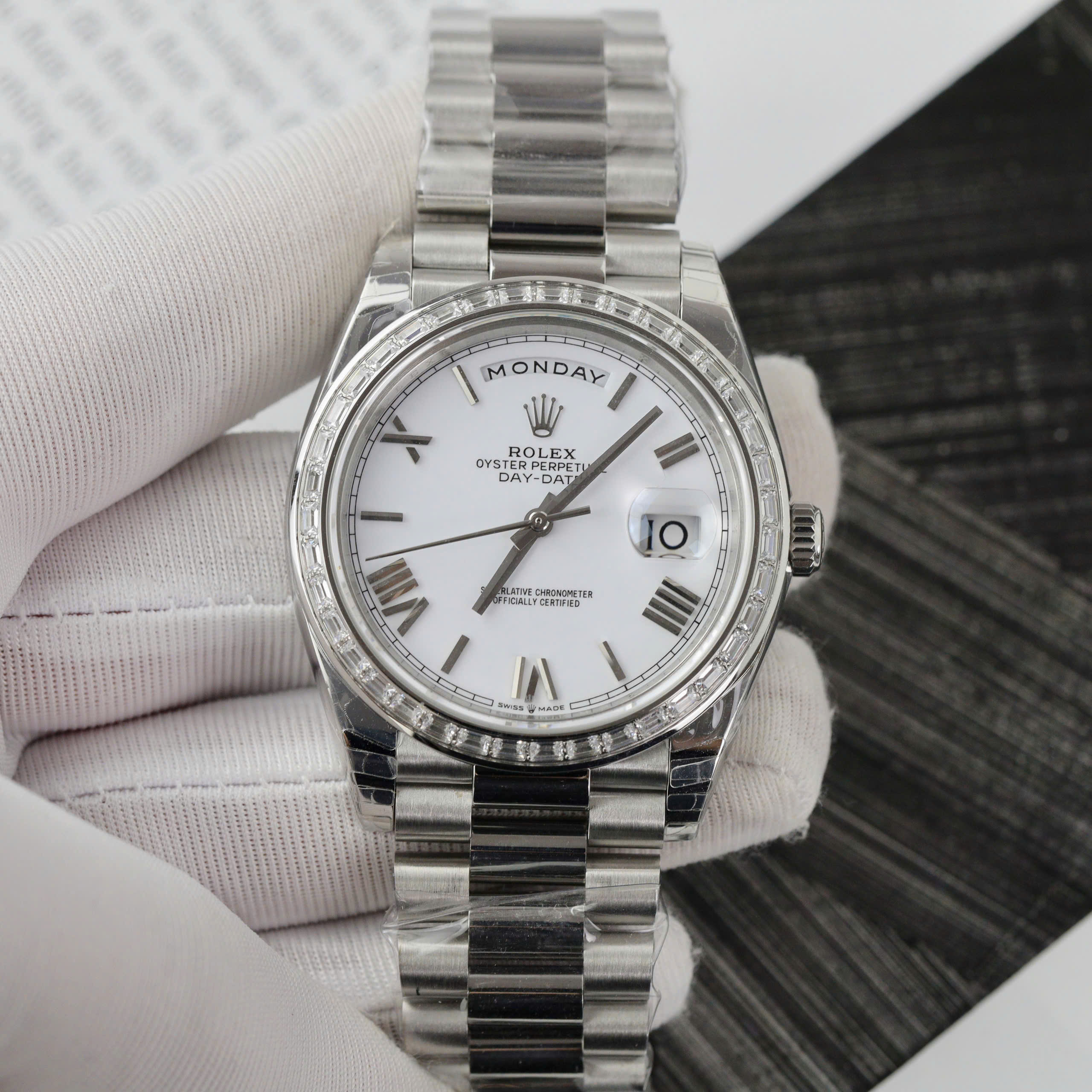Đồng hồ Rolex Day-Date Fake 11 mặt trắng đính đá baguette nhà máy EW 40mm