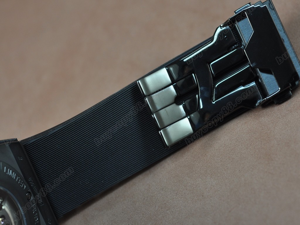 御博 【男性用】 Big Bang King Power PVD/RU/Diam Black Asia 7750自動機芯搭載. 振頻每小時 28,800 次6